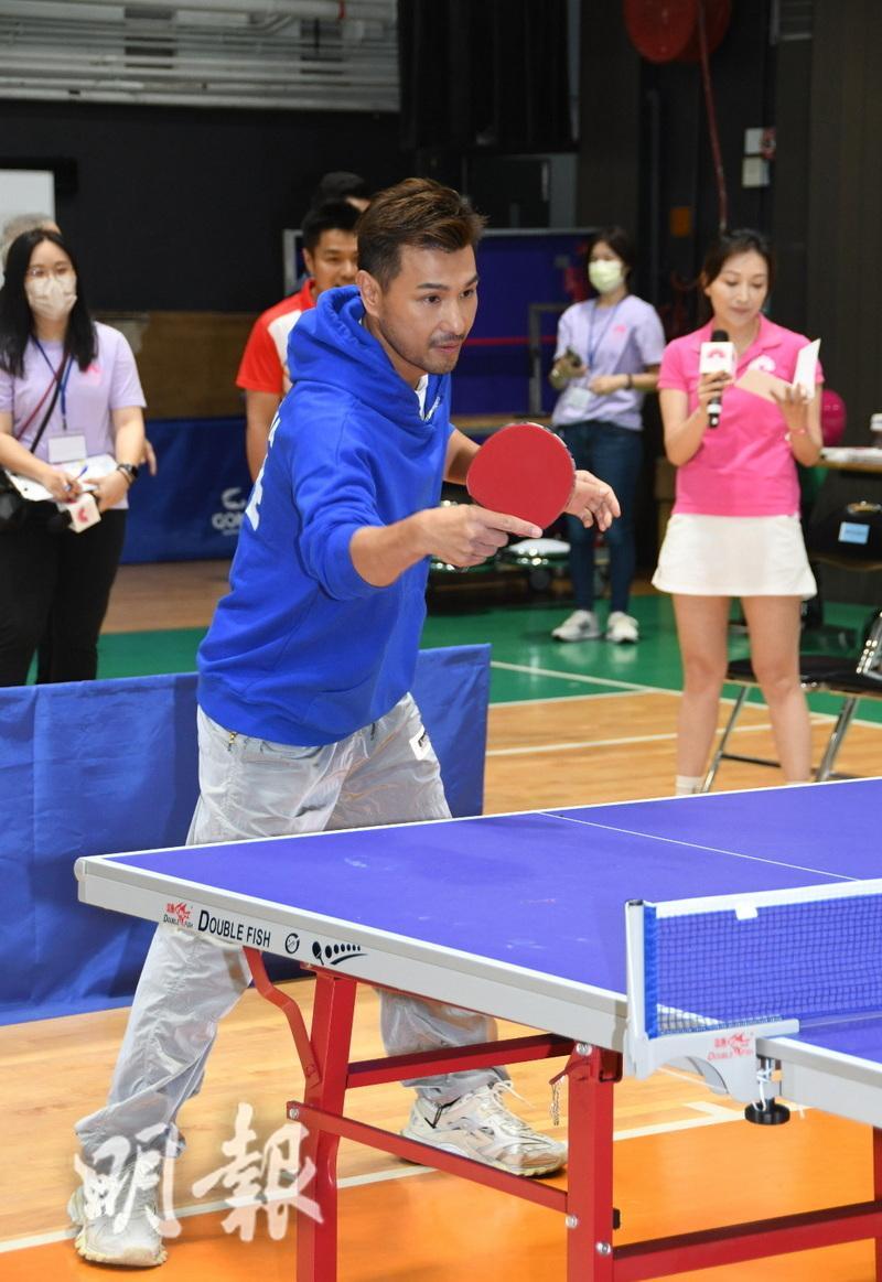 陳展鵬在《慧妍東保盃慈善乒乓球大賽》上展露其乒乓球身手。（林祖傑攝）