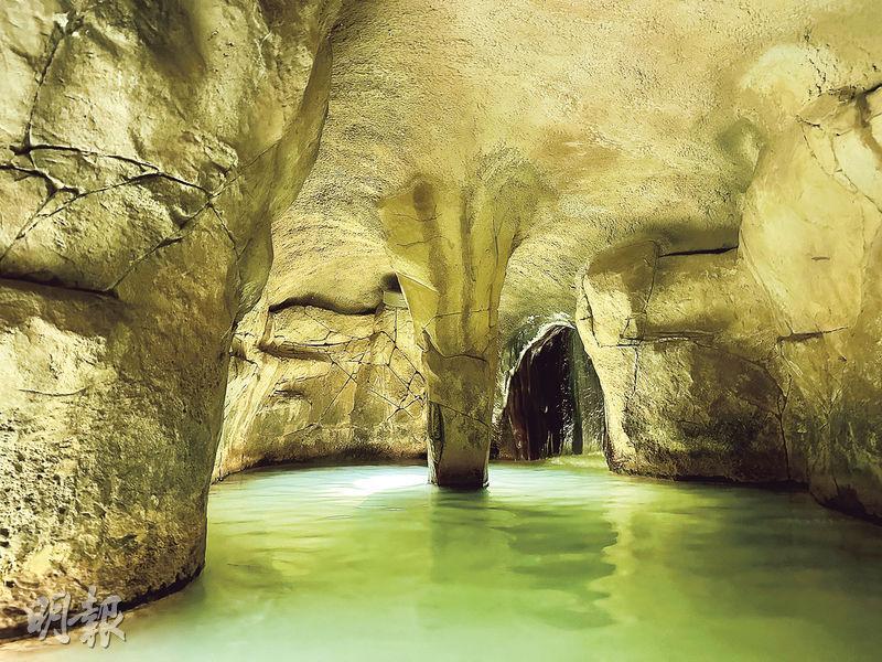 「洞穴」溫泉——Deep Blue Hotel & Hot Springs的洞穴場景水池，配合柔和的燈光效果及音樂播放，令人心情放鬆。（周群雄攝）