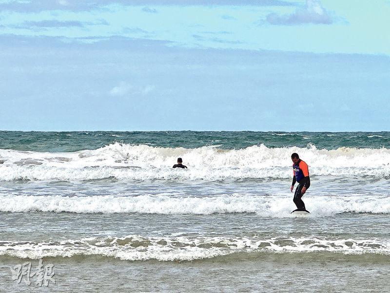 海浪有序——Anglesea Beach的海浪形成得整齊有序，而且不會太洶湧，適合新手衝浪。（周群雄攝）
