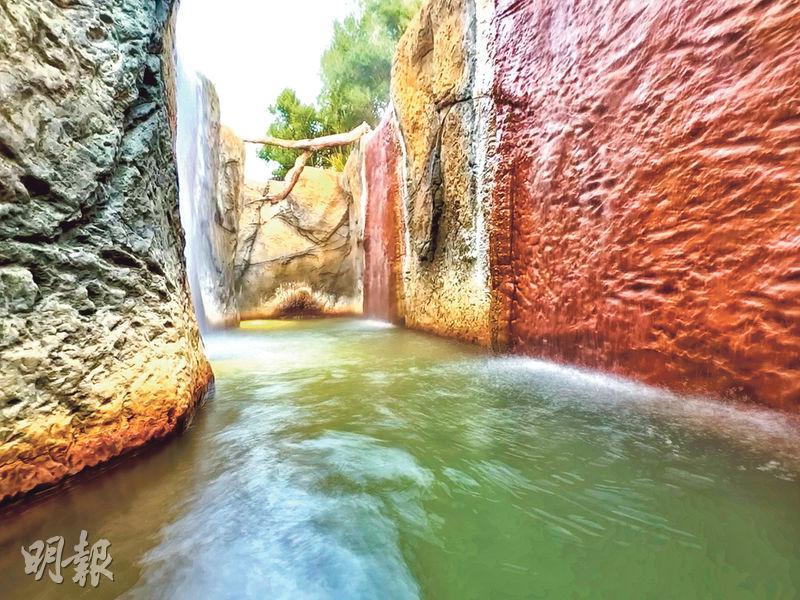 露天溫泉——Deep Blue Hotel & Hot Springs的露天溫泉有10多個水池，水療中心會限制入場人數，最好提早預約。圖為峽谷場景水池。（周群雄攝）