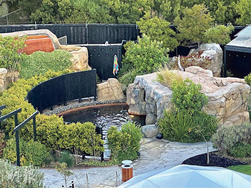 Deep Blue Hotel & Hot Springs的露天溫泉有10多個水池，水療中心會限制入場人數，遊客宜提早預約。（周群雄攝）