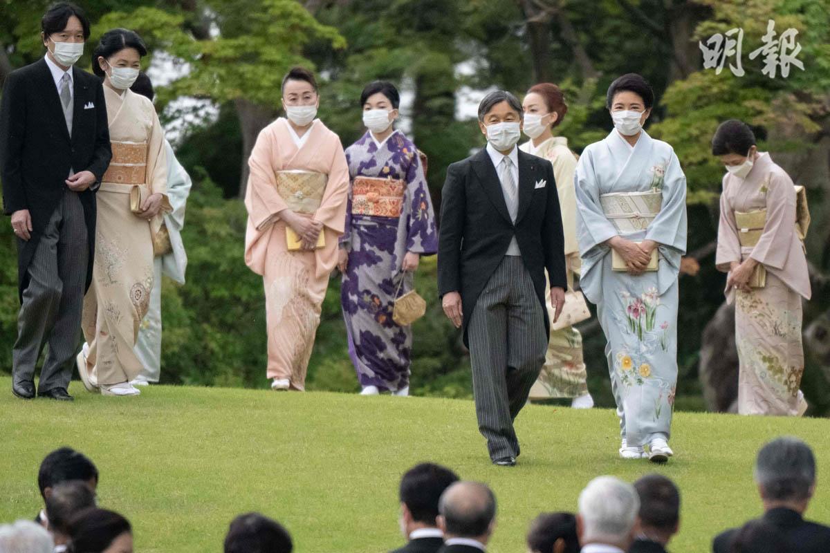 2023年5月11日東京赤坂御苑春季遊園會，日本天皇德仁（前排左）和皇后雅子（前排右）與一眾皇室成員出席。（法新社）