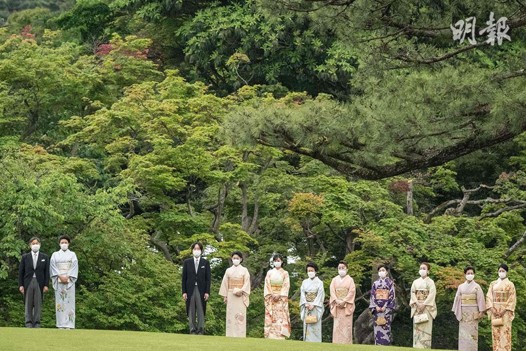 2023年5月11日東京赤坂御苑春季遊園會，日本天皇德仁（左一）和皇后雅子（左二）與一眾皇室成員出席。（法新社）