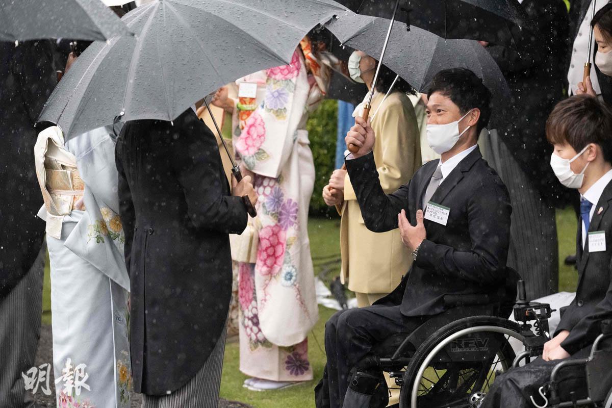 2023年5月11日東京赤坂御苑春季遊園會，出席者包括退役輪椅網球選手國枝慎吾。（法新社）