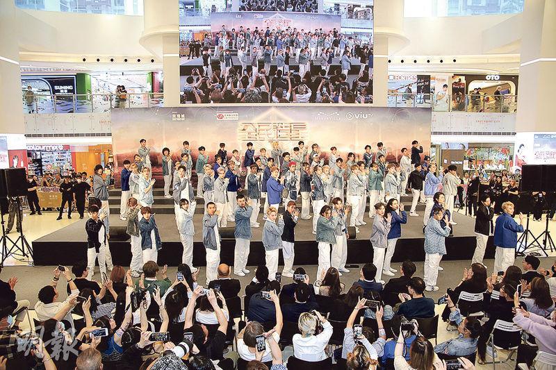 ViuTV選秀節目《全民造星V》昨午安排68名參賽者到商場出席記者會造勢，勁歌熱舞唱主題曲《前傳》。（攝影：劉永銳）