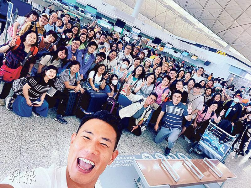 王耀祖（前）跟一起赴台灣的80名粉絲大合照。