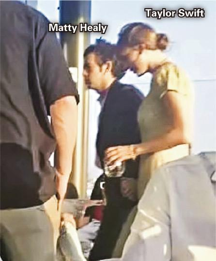 網民「野生捕獲」Taylor Swift拖實男友Matty Healy離開紐約餐廳時，手上仍拿着水杯。