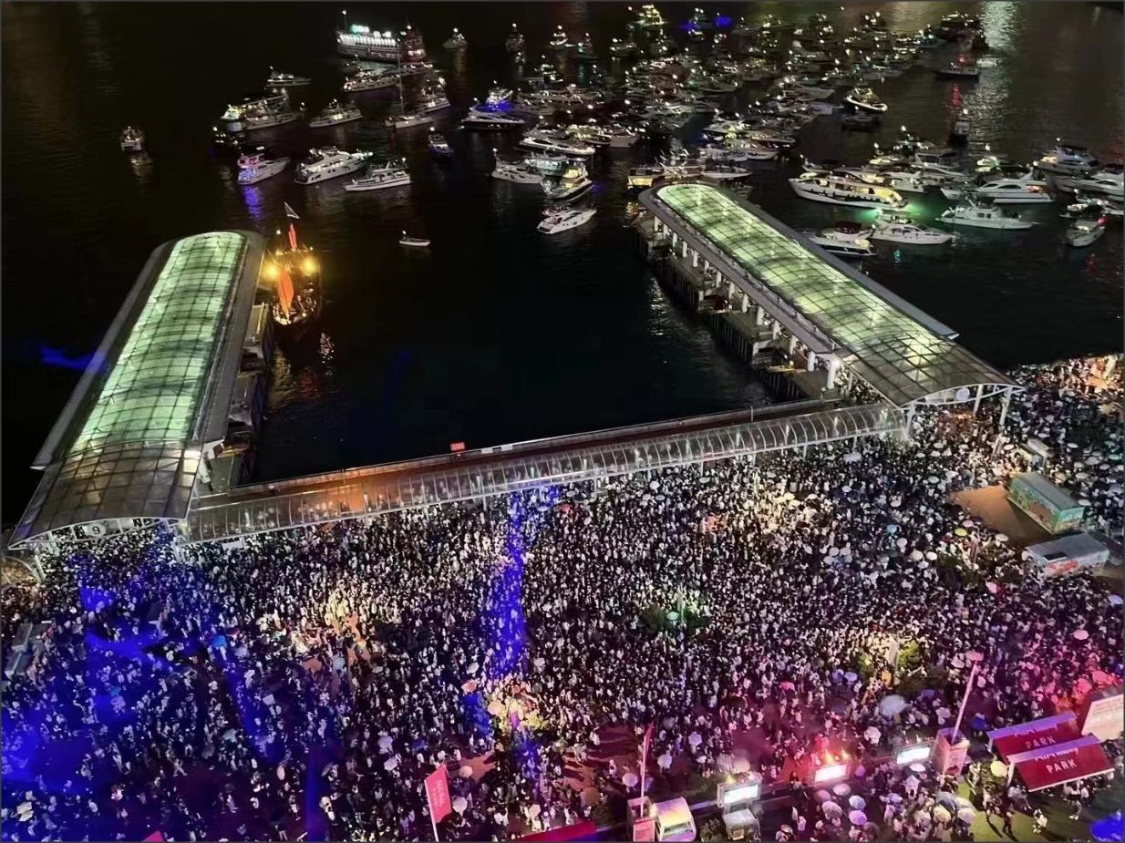 昨晚中環海濱活動空間核心外圍有估計聚集逾2萬人聽歌。（網上圖片）