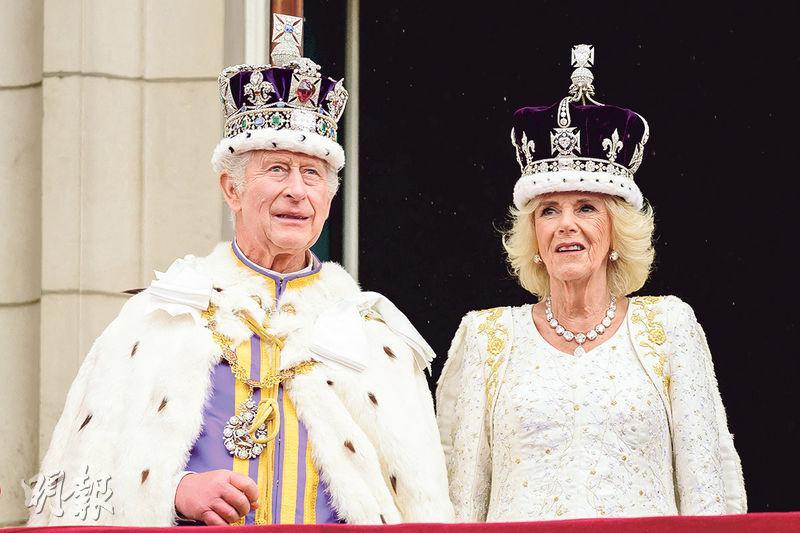 卡米拉（右）與查理斯三世（左）於加冕後在白金漢宮陽台露面。她佩戴的瑪麗王冠，原鑲有印度「光之山」鑽石，最終換為亦有爭議、分割多顆的非洲之星。（路透社）