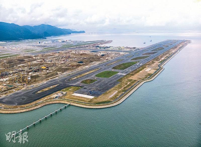 圖為去年啟用的赤鱲角機場第三跑道，工程造價估算過千億，填海規模約等於34個維多利亞公園。（資料圖片）