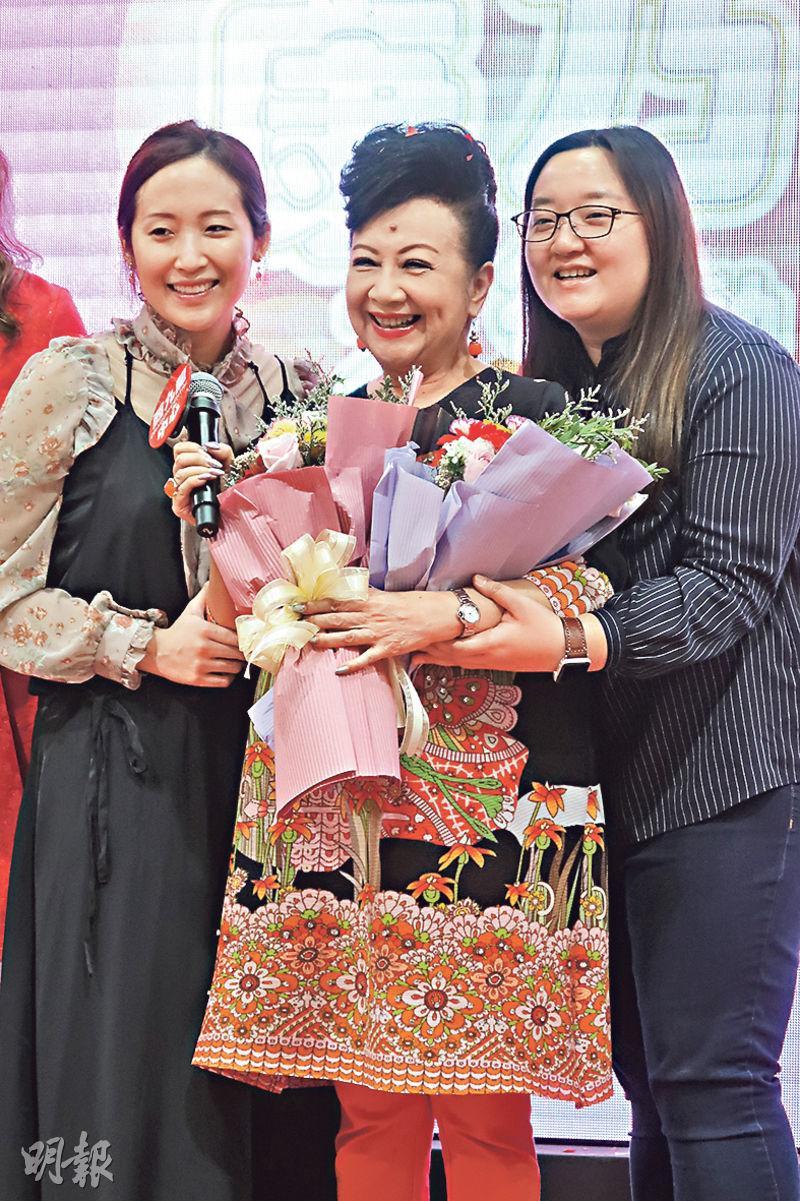 薛家燕（中）昨日出席活動，兩女上台獻花送驚喜。（攝影/記者：柯美）