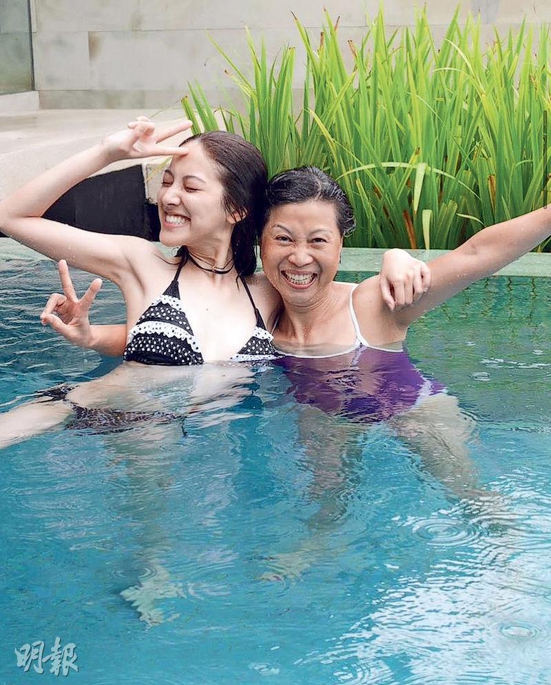 陳凱琳（左）貼出跟母親水著相，感謝對方陪伴她多個重要人生階段。（網上圖片）