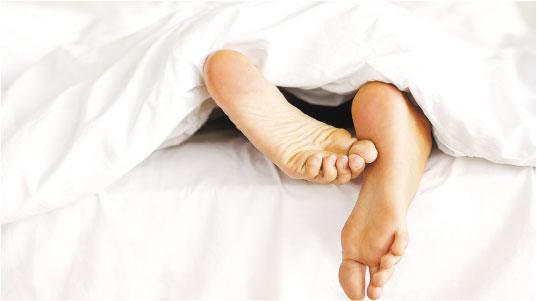 麻癢不適——不寧腿一般在晚上才發作，麻癢不適感，會影響患者睡眠品質。（設計圖片，PeopleImages@iStockphoto）