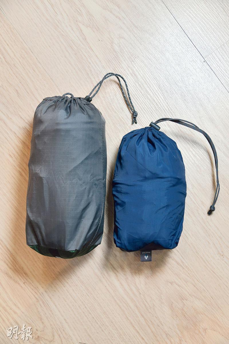 防潑水較輕便--防水外套（左）一般會用多層夾布，捲摺後仍有一定體積，攜帶時不及防潑水外套（右）輕便。（黃志東攝）