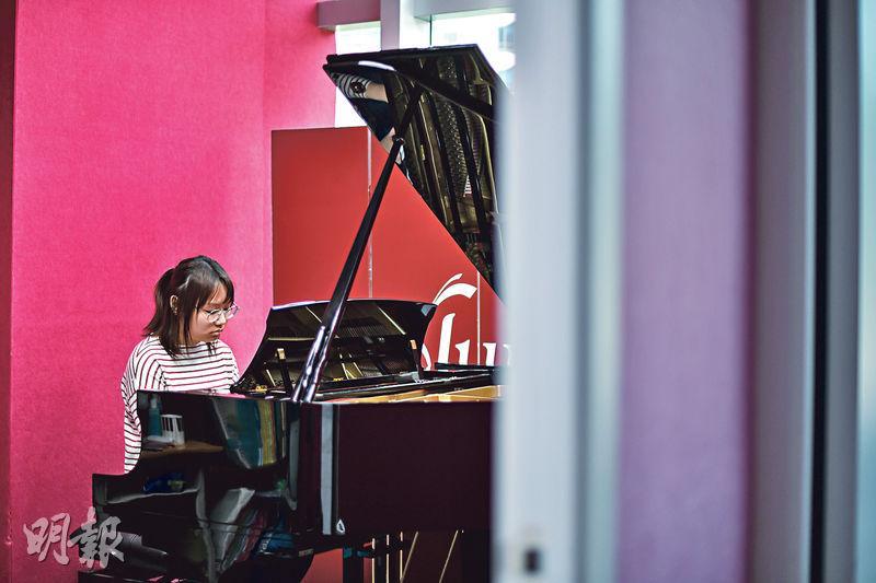 兼職教琴——琴技了得的Jenny，現在是兼職鋼琴教師。（黃志東攝）
