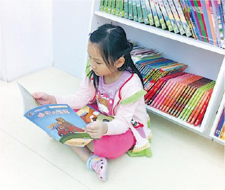 自小愛閱讀——小時候的Jenny，已經是一名書蟲，最喜歡到圖書館打書釘。（受訪者提供）