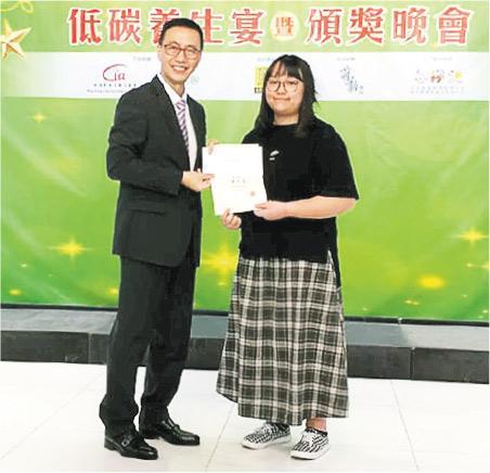 小說獲獎——2019年，Jenny在時任教育局長楊潤雄（左）手上接過小說創作比賽的獎狀，亦因為這個獎項，令她重建自信。（受訪者提供）