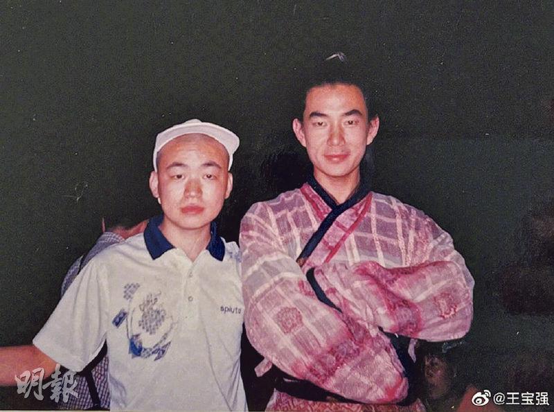 20多年前仍是臨時演員的王寶強（左），開心跟偶像任賢齊合照。（資料圖片）