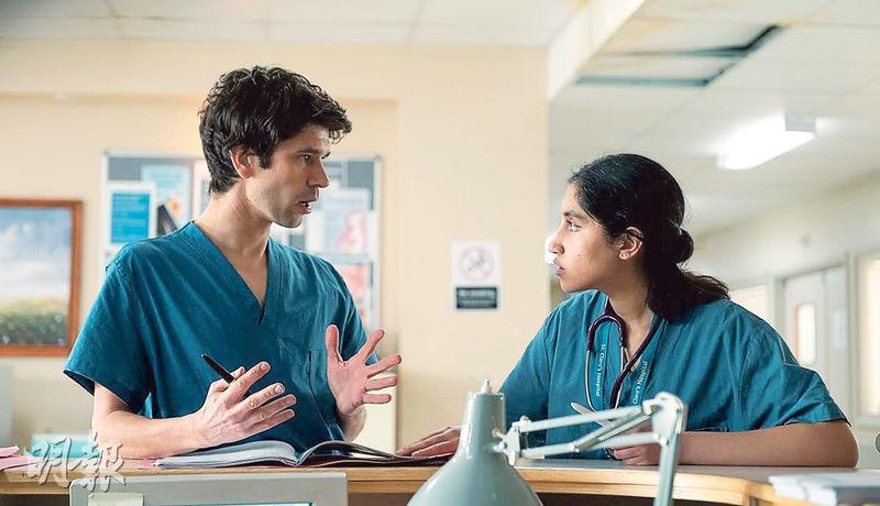 《傷痛難免》講述NHS初級醫生Adam（左）與實習醫生Shruti（右）所面對的壓力。