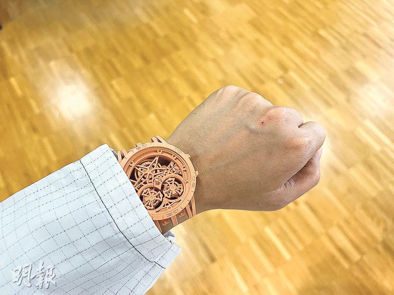 3D腕表——品牌在生產腕表前會先製作3D打印「腕表」，模擬腕表佩戴在手上時的感覺，看看是否需要修改設計。（張曉冬攝）
