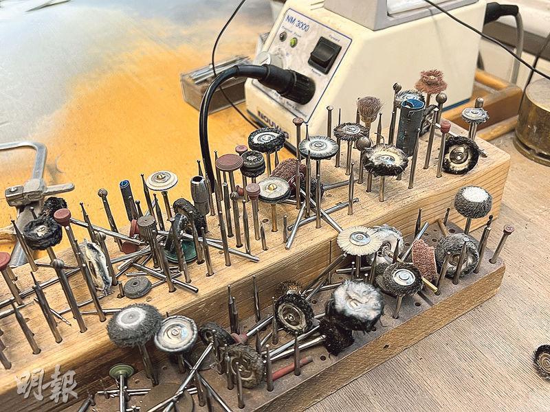打磨工具——打磨工匠桌面上的各種不同打磨修飾工具。（張曉冬攝）