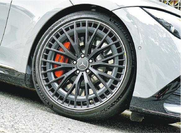 紅色制動卡鉗——配置21吋輪圈及闊身薄輪胎，提升了貼路感；搶眼的紅色制動卡鉗強調AMG型號身分。（莊達民攝）