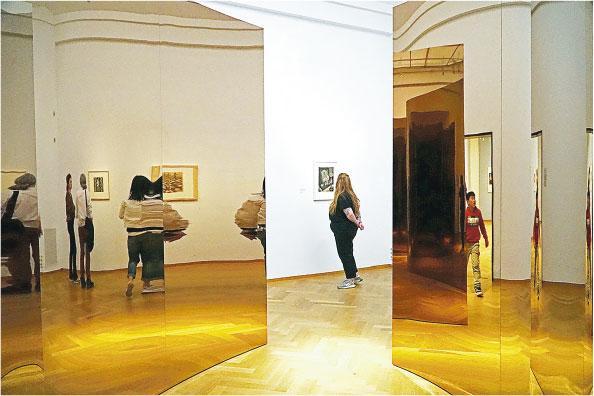 哈哈鏡走廊——Playing with Mirrors的展覽空間中，Gijs Van Vaerenbergh設置了有如哈哈鏡的走廊，於其中一個出入口能看到M.C. Escher的作品Candle Mirror。（Dawn Hung攝）