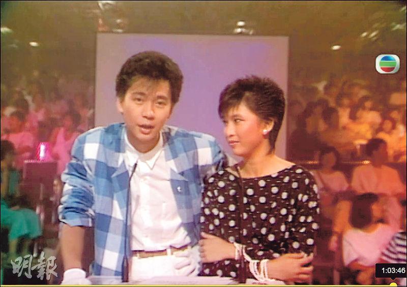 蔡楓華（左）是《勁歌金曲》第一代主持，當年他恭喜完張國榮得獎後，爆出一句「一時嘅光輝未必係永恒」，引起牽連大波，其後失去主持一職。