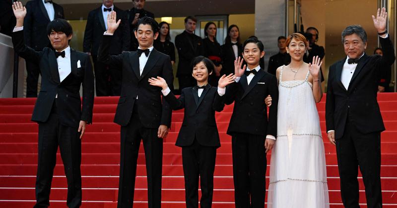 第9度參與康城影展的日本導演是枝裕和（右一），昨晚率領《怪物》劇組出席首映禮。（法新社）