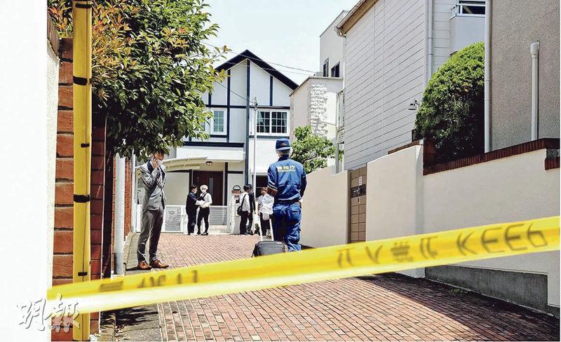 日本警方昨日圍封巿川猿之助寓所調查。