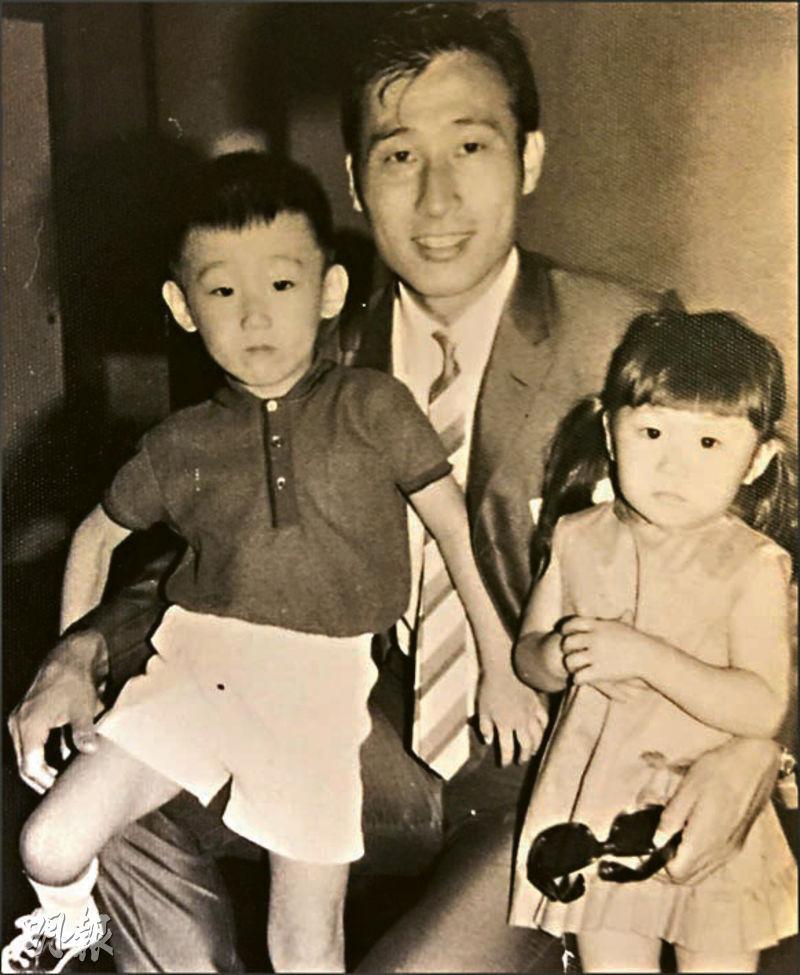 張學潤（左）爸爸是香港一代球王張子岱（中）。（資料圖片）