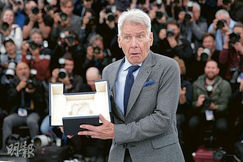 夏里遜福昨日出席新片記者會，手捧榮譽金棕櫚獎，擺出鬼馬表情讓傳媒拍照。（Getty Images）