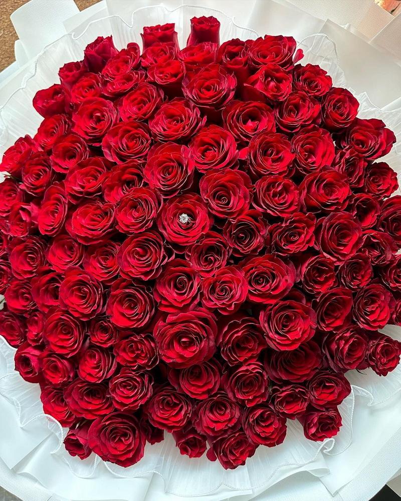 關楚耀送上大束紅玫瑰求婚。（關楚耀Ig圖片）