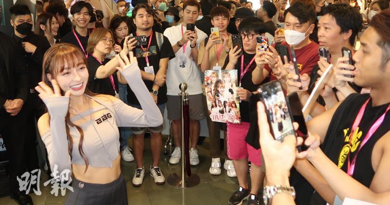 台灣樂天桃猿啦啦隊「Rakuten girls」超人氣成員林襄首度來港，吸引大批粉絲現身支持。（柯美攝）