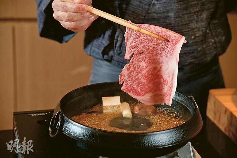 廚師出馬--和牛身嬌肉貴，最好由廚師動手煮，別小看這幾秒的涮煮，火候尤為關鍵，鍋中蔬菜的多寡和品質，也會影響湯汁濃度，要一眼關七，才能成就一片完美的和牛壽喜燒。（黃志東攝）
