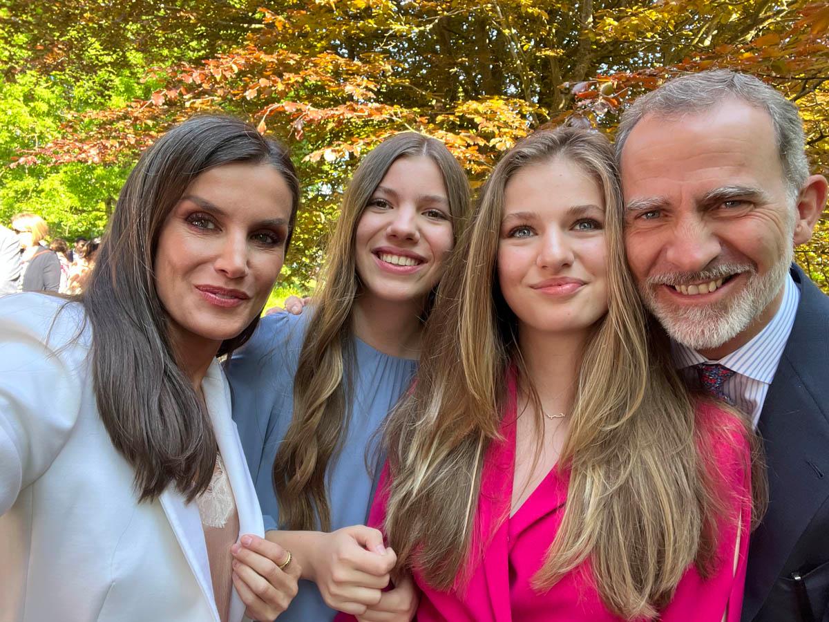 2023年5月20日，Princess Leonor（右二）從國際大西洋學院（International UWC Atlantic College）畢業，王后萊蒂西亞（左一）用手機與Princess Leonor、國王費利佩六世（右一）及Princess Sofia（左二）自拍。（Casa de S.M. el Rey Twitter圖片）