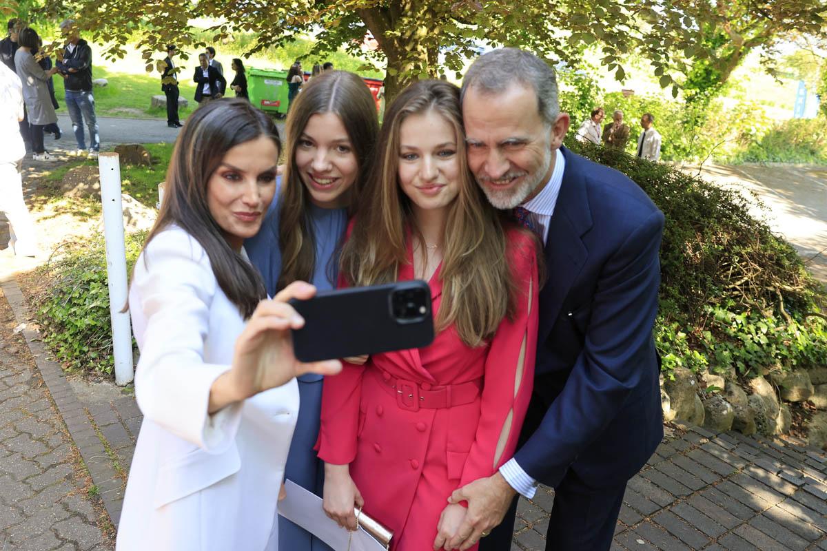 2023年5月20日，Princess Leonor（右二）畢業，王后萊蒂西亞（左一）用手機與Princess Leonor、國王費利佩六世（右一）及Princess Sofia（左二）自拍。（Casa de S.M. el Rey Twitter圖片）