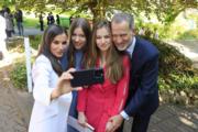 2023年5月20日，Princess Leonor（右二）畢業，王后萊蒂西亞（左一）用手機與Princess Leonor、國王費利佩六世（右一）及Princess Sofia（左二）自拍。（Casa de S.M. el Rey Twitter圖片）