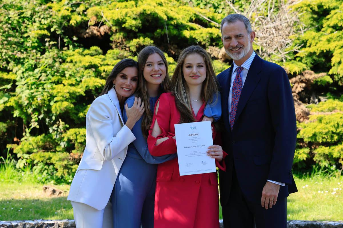 2023年5月20日，Princess Leonor（右二）從國際大西洋學院（International UWC Atlantic College）畢業，國王費利佩六世（右一）、王后萊蒂西亞（左一）及Princess Sofia（左二）到場出席畢業典禮。（Casa de S.M. el Rey Twitter圖片）