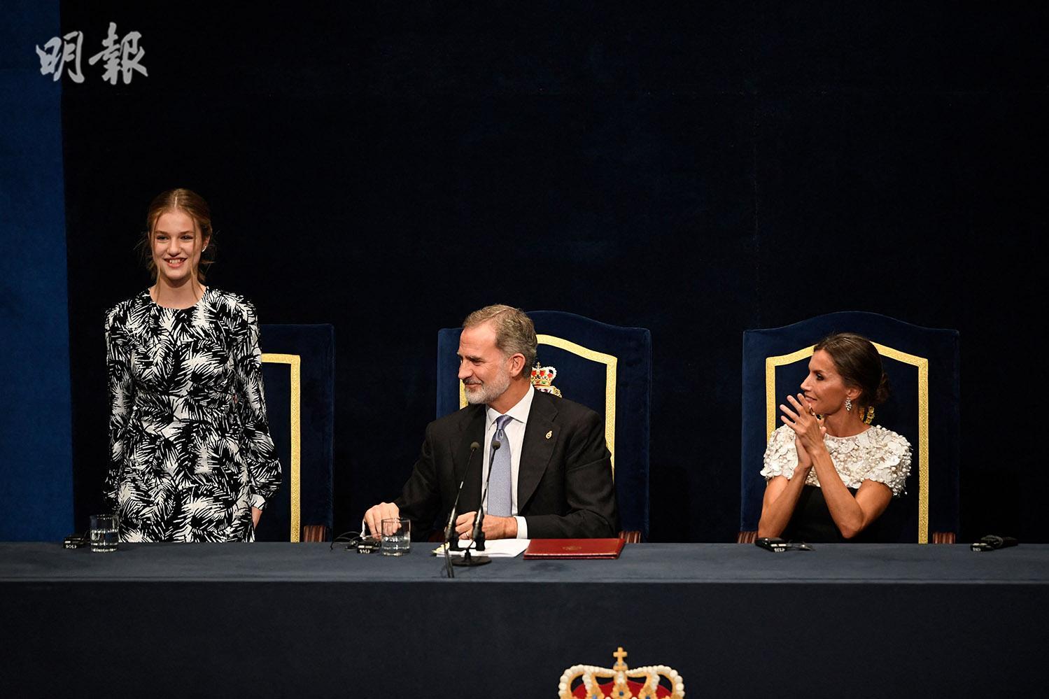 2022年10月28日，西班牙國王費利佩六世（中）與王后萊蒂西亞（右），以及Princess Leonor（左）。（法新社）