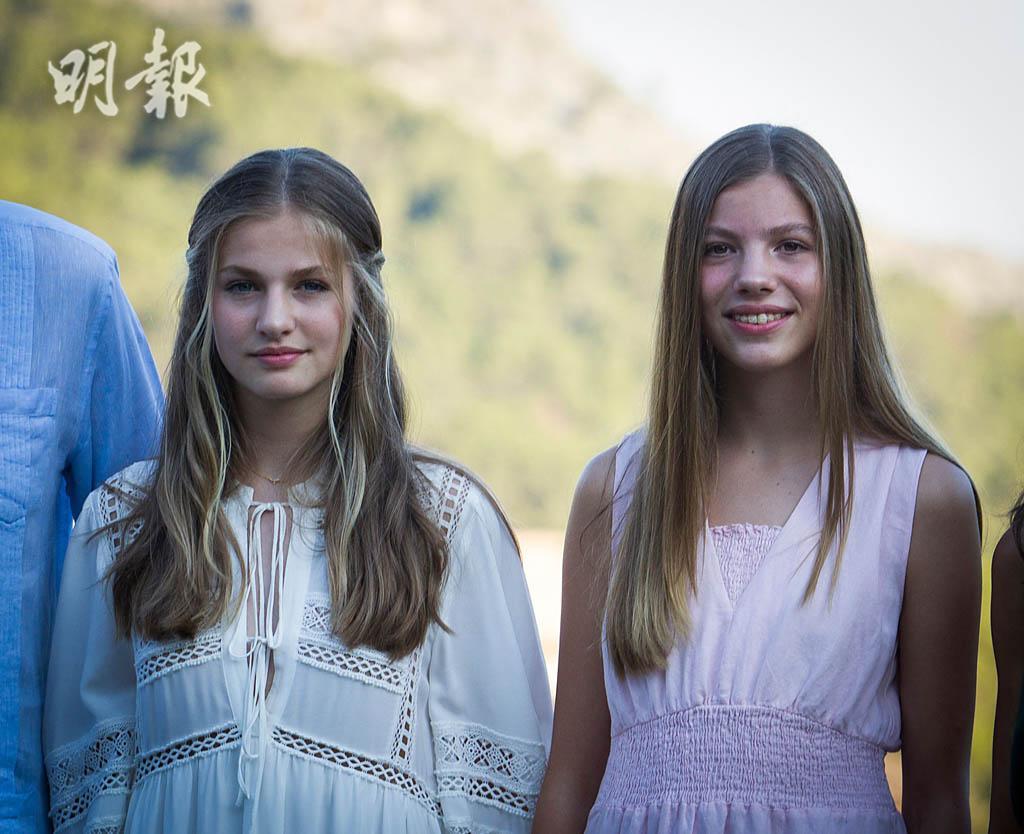 2022年8月1日，Princess Leonor（左）和妹妹Princess Sofia（右）（法新社）