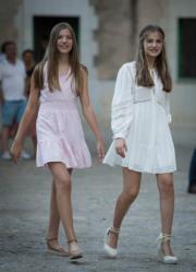 2022年8月1日，Princess Leonor（右）和妹妹Princess Sofia（左）（法新社）