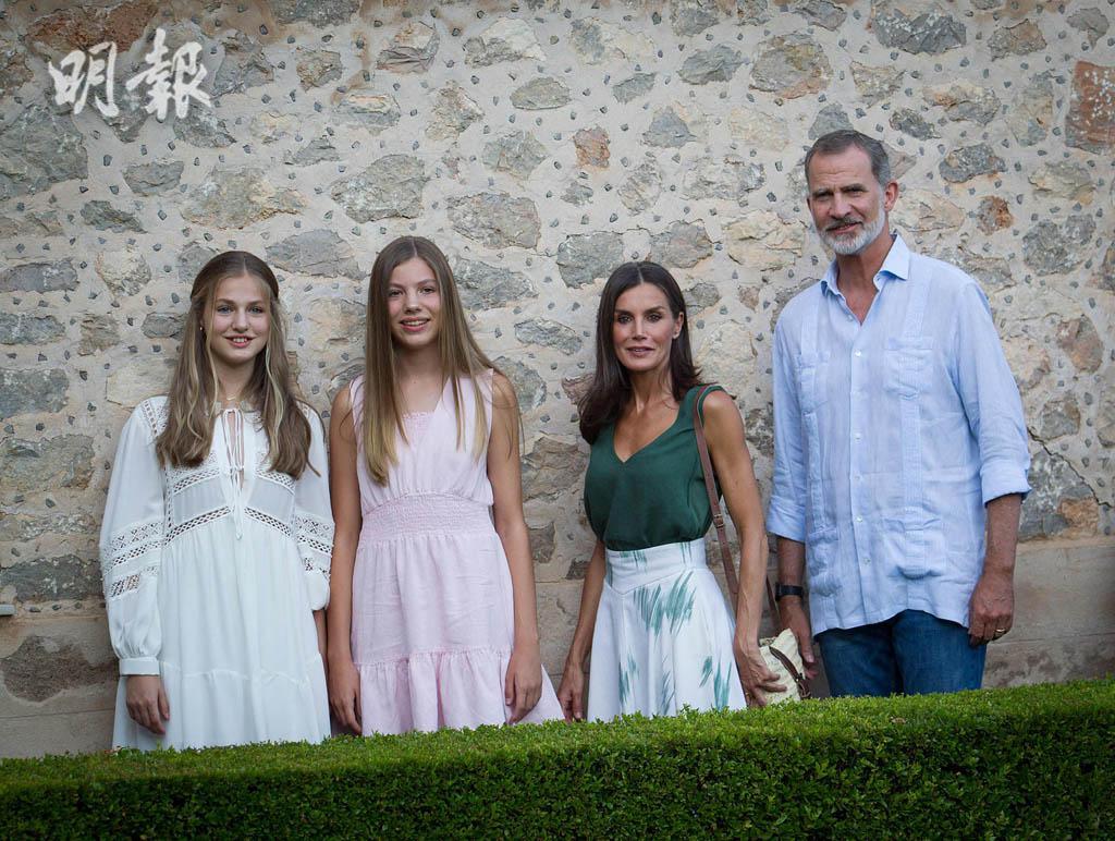 2022年8月1日，西班牙國王費利佩六世（Felipe VI）一家四口在暑假期間出席活動。（法新社）