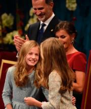 2019年10月18日，西班牙王位第一繼承人Princess Leonor（前排左）與妹妹Princess Sofia（前排背向鏡頭），以及國王費利佩六世（Felipe VI，後排左）與王后萊蒂西亞（Queen Letizia）一家四口出席活動。（法新社）