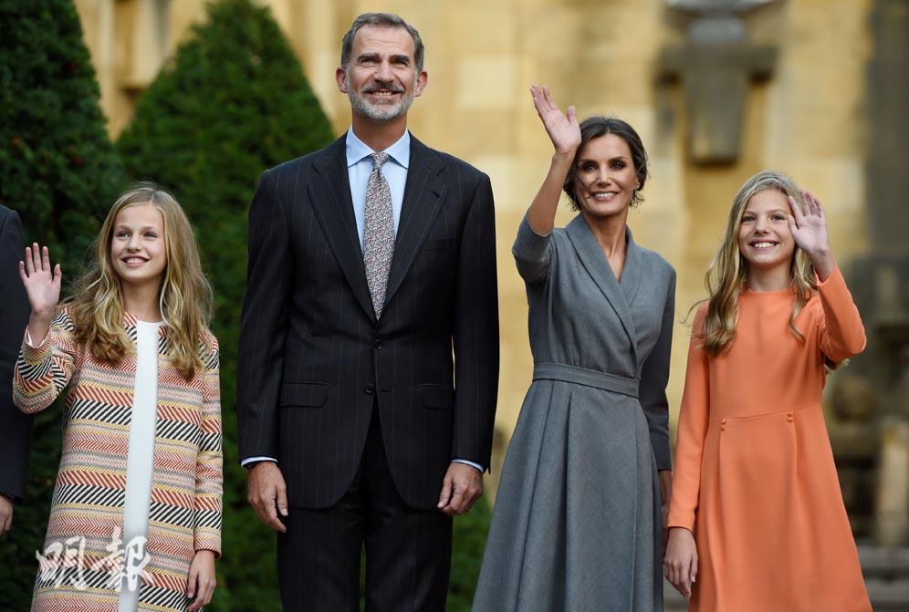 2019年10月，西班牙國王費利佩六世（Felipe VI，左二）、兩名女兒Princess Leonor（左）、Princess Sofia（右），以及王后萊蒂西亞（Queen Letizia，右二）（法新社）