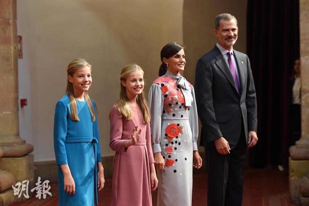 西班牙國王費利佩六世（Felipe VI，右起）與王后萊蒂西亞（Queen Letizia）及兩名女兒：Princess Leonor及Princess Sofia（新華社）