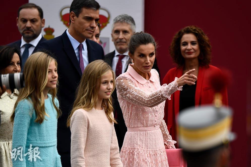 西班牙王后萊蒂西亞（Queen Letizia，右二起）及兩名女兒：Princess Leonor及Princess Sofia（法新社）