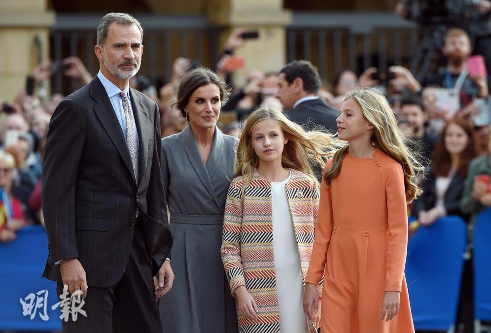 2019年10月18日，西班牙國王費利佩六世（Felipe VI，左起）與王后萊蒂西亞（Queen Letizia）及兩名女兒：Princess Leonor及Princess Sofia（法新社）