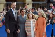 2019年10月18日，西班牙國王費利佩六世（Felipe VI，左起）與王后萊蒂西亞（Queen Letizia）及兩名女兒：Princess Leonor及Princess Sofia（法新社）