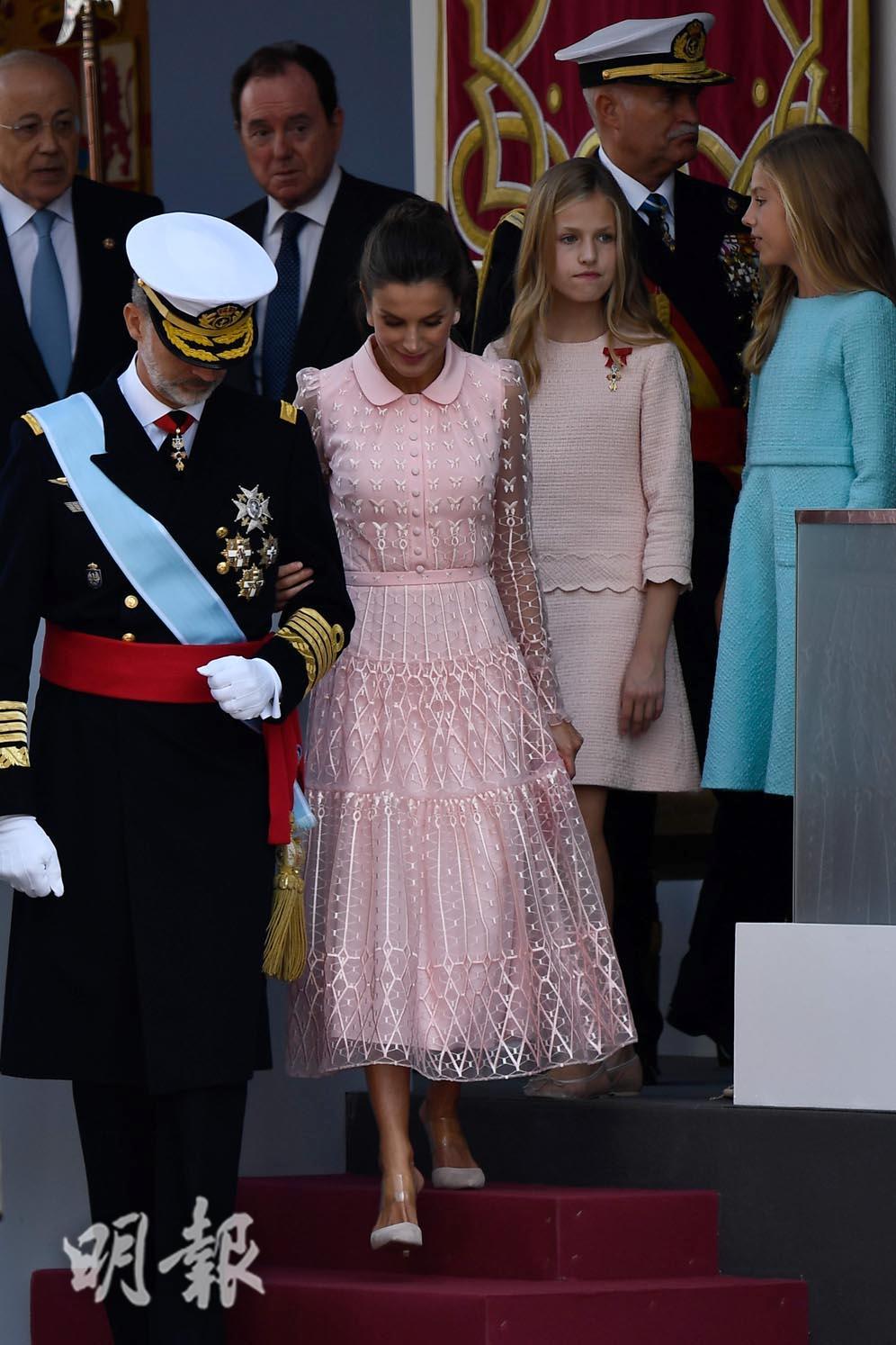 2019年10月12日，西班牙國王費利佩六世（Felipe VI，左起）與王后萊蒂西亞（Queen Letizia）、兩名女兒Princess Leonor及Princess Sofia在馬德里出席國慶活動。（法新社）